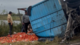 Volcó un camión oriundo de Santa Lucía, con carga de tomates y morrones